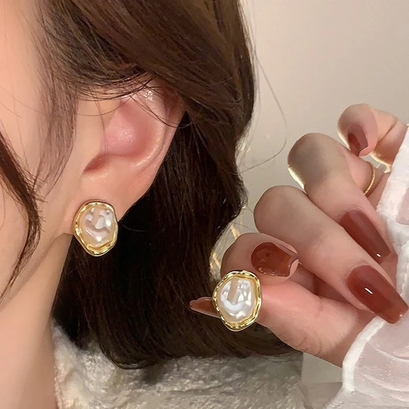 Irregularity Geometric Retro Personality Earrings for Women Golden Metal Imitation Pearl Stud Earrings Party Simple Jewelry Gift
