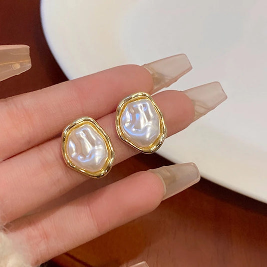 Irregularity Geometric Retro Personality Earrings for Women Golden Metal Imitation Pearl Stud Earrings Party Simple Jewelry Gift