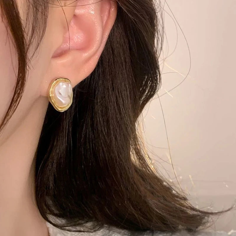Irregularity Geometric Retro Personality Earrings for Women Golden Metal Imitation Pearl Stud Earrings Party Simple Jewelry Gift