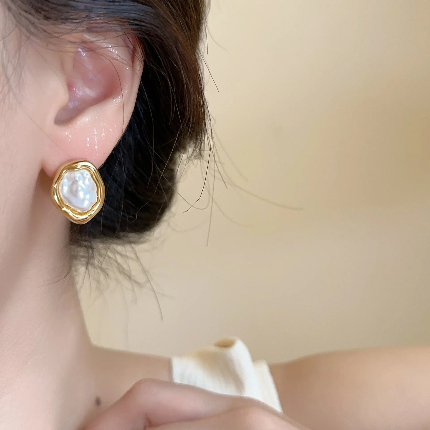 Irregularity Geometric Retro Personality Earrings for Women Golden Metal Imitation Pearl Stud Earrings Party Simple Jewelry Gift